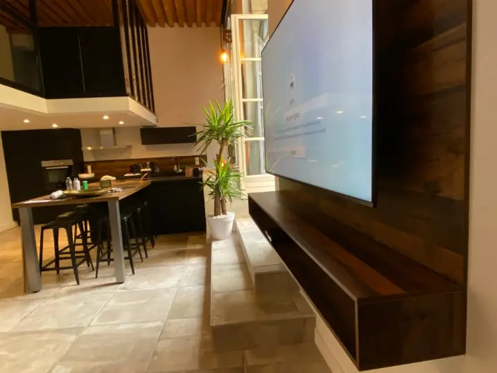 Optimisation d'une pièce de vie lumineuse avec finitions sur mesure à Caluire.