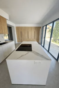 Rénovation de cuisine sur mesure à Écully par i-Nov Agencement.