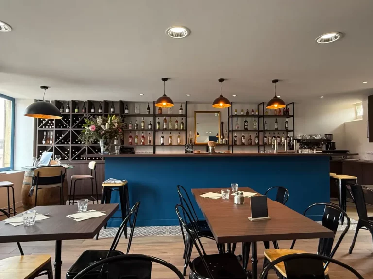 Rénovation d'intérieur de restaurant à Lissieu réalisée par i-Nov Agencement.