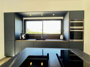 Rénovation de cuisine moderne sur mesure à Lissieu par i-Nov Agencement.