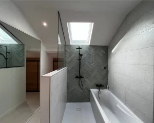 Rénovation de salle de bain moderne à Saint-Rambert par i-Nov Agencement.