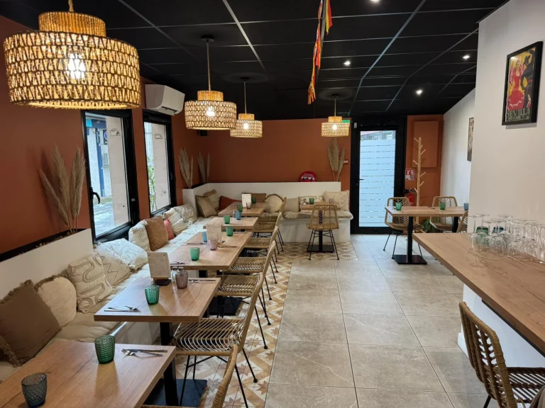 Aménagement de salle de restaurant et mobilier sur mesure à Tassin-la-Demi-Lune.